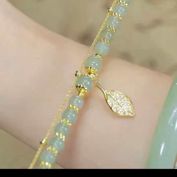 Elegant Green Beaded Bracelet with Gold Leaf Charm - Picture 4 of 4